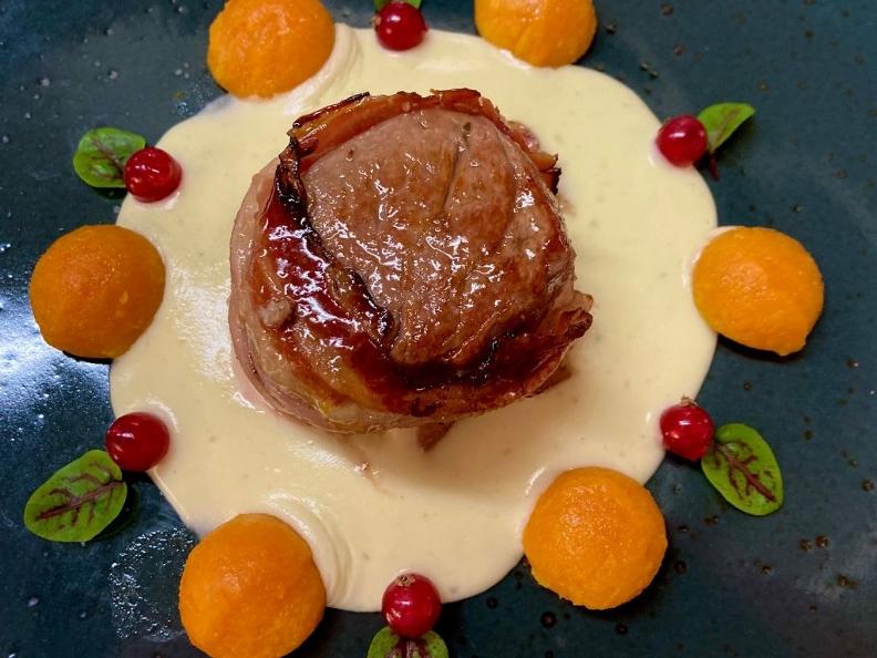Image 1 - Lardet piglet Mignon, laquered with mead, on “Bleu Ticines” cream with pumpkin pearls - The recipe